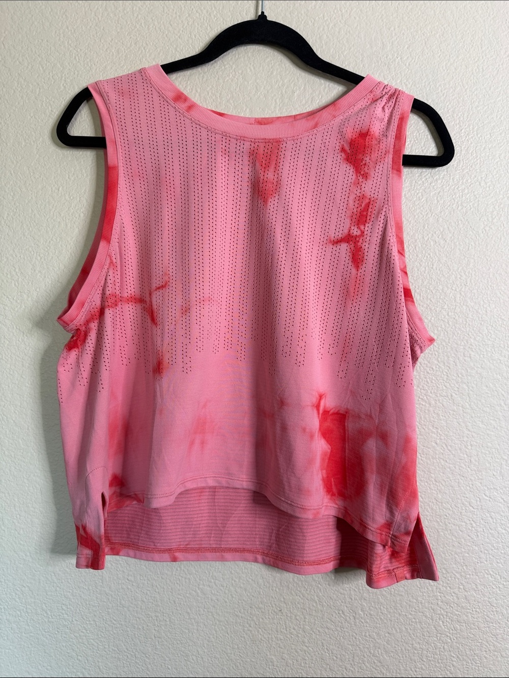 Lululemon Train To Be tank raspberry EUC
